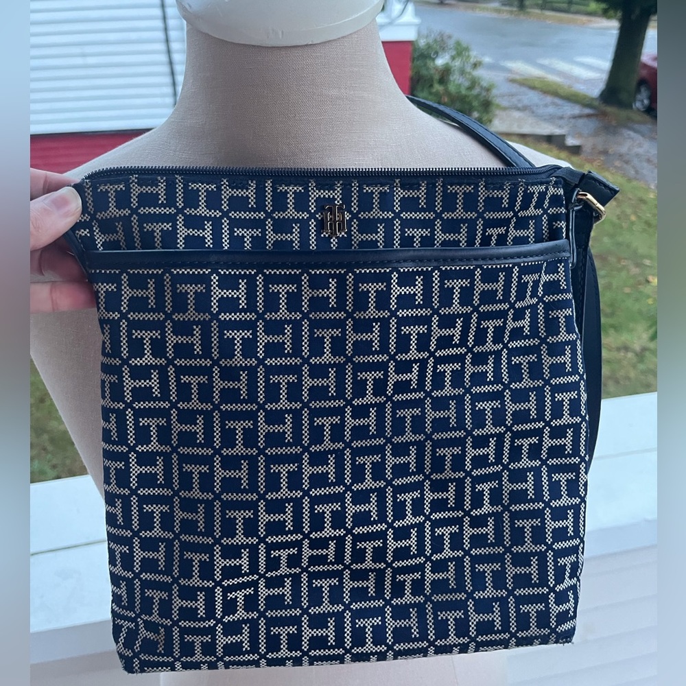 Tommy Hilfiger Cross Body Bag Purse Blue Beige Medium Pockets Zipper GUC